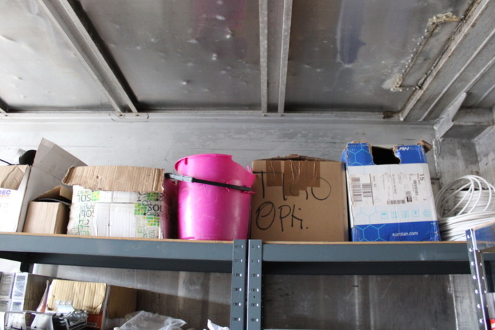 1368442-15 Löst byggmaterial i container