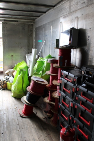 1368442-16 Löst byggmaterial i container