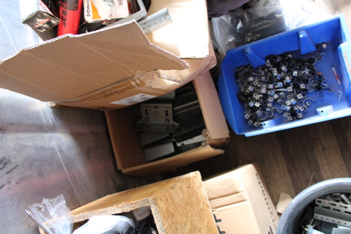 1368442-17 Löst byggmaterial i container