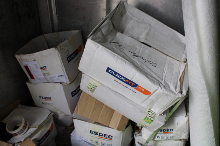 1368442-18 Löst byggmaterial i container