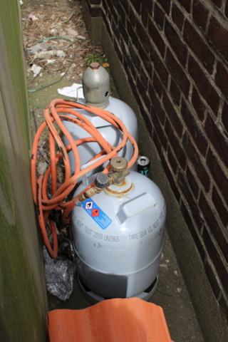 1368442-21 Löst byggmaterial i container