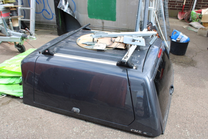 1368442-22 Löst byggmaterial i container