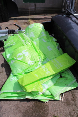 1368442-23 Löst byggmaterial i container