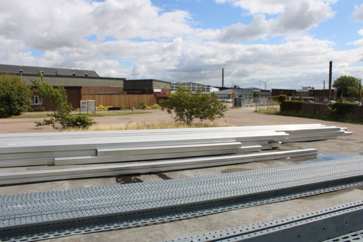 1368442-24 Löst byggmaterial i container