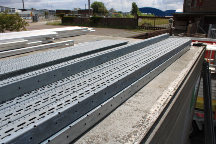 1368442-25 Löst byggmaterial i container