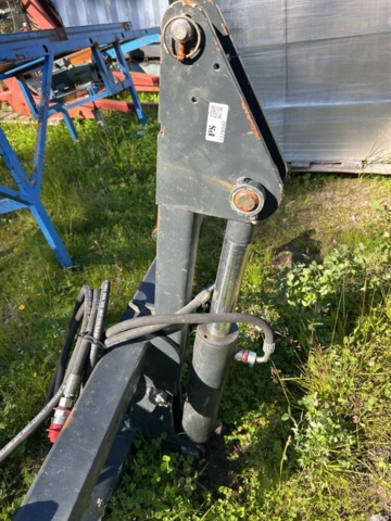1378042-3 Hydrauliskt tippfäste för sandspridare