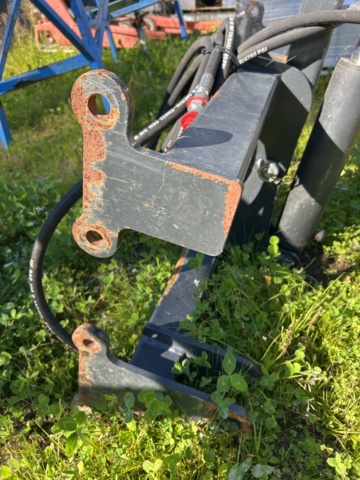 1378042-4 Hydrauliskt tippfäste för sandspridare