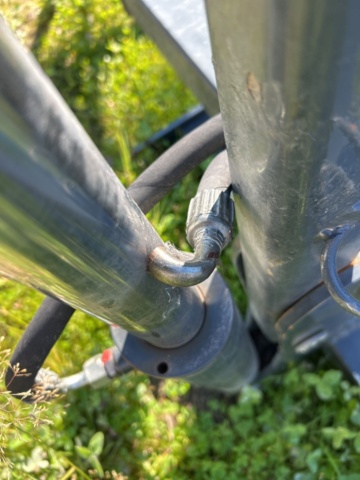 1378042-6 Hydrauliskt tippfäste för sandspridare