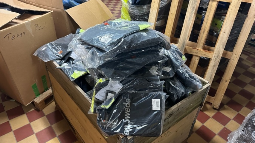 1411282-1 Stort parti  med arbetskläder