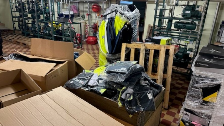 1411282-5 Stort parti  med arbetskläder