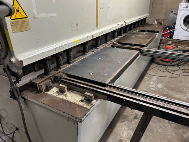 1411342-6 Hydraulisk gradsax / plåtsax Durmazlar DHGM 3006 (2003)