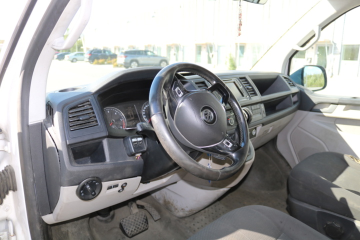 1300822-90 Volkswagen Transporter Kombi T32 2.0 TDI 4Motion DSG 2017 (Reparationsobjekt)