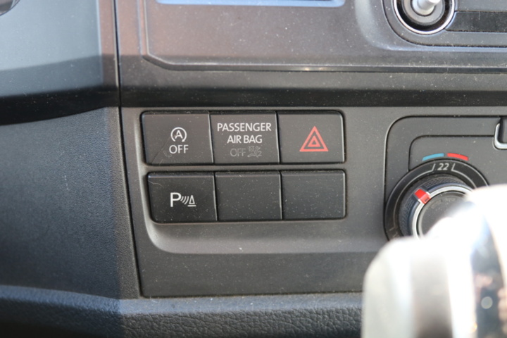 1300822-106 Volkswagen Transporter Kombi T32 2.0 TDI 4Motion DSG 2017 (Reparationsobjekt)