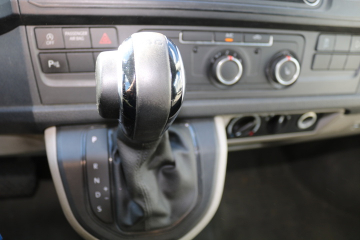 1300822-107 Volkswagen Transporter Kombi T32 2.0 TDI 4Motion DSG 2017 (Reparationsobjekt)