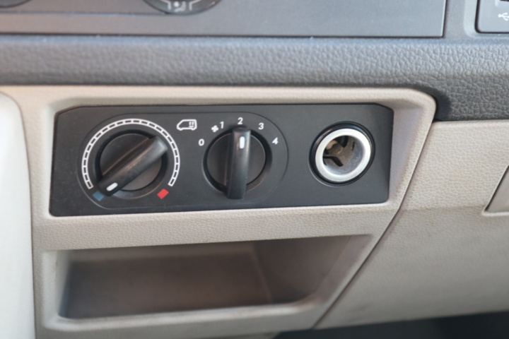 1300822-108 Volkswagen Transporter Kombi T32 2.0 TDI 4Motion DSG 2017 (Reparationsobjekt)