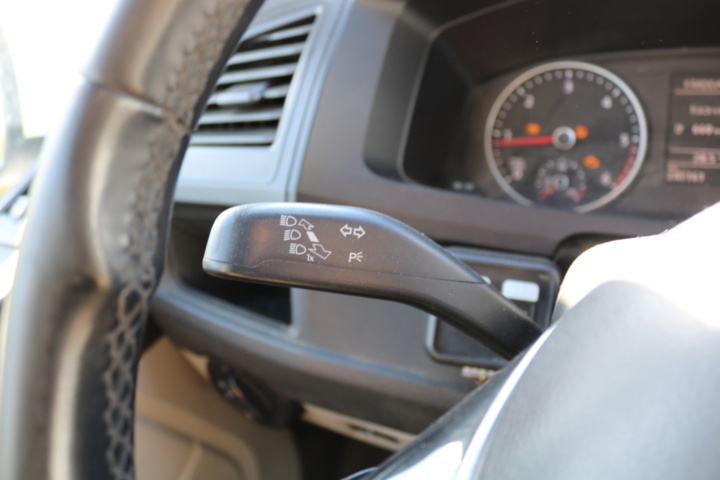 1300822-110 Volkswagen Transporter Kombi T32 2.0 TDI 4Motion DSG 2017 (Reparationsobjekt)