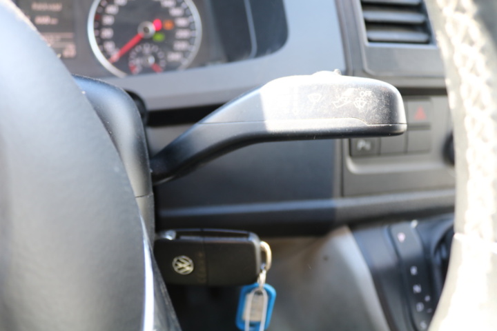 1300822-111 Volkswagen Transporter Kombi T32 2.0 TDI 4Motion DSG 2017 (Reparationsobjekt)