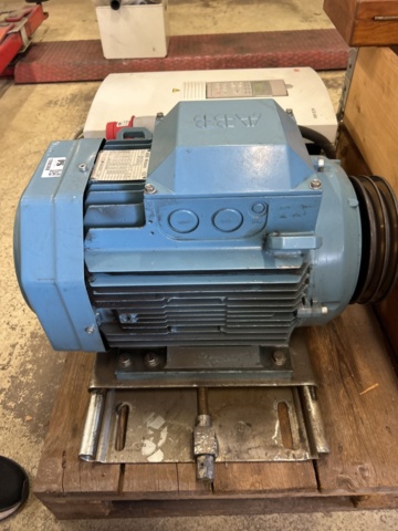 1396368-5 Elmotor med frekvensomriktare - ABB M2AA 160 L4 / ABB ACS 600
