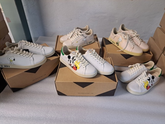 1401705-6 Stort klädparti från Mayor AB