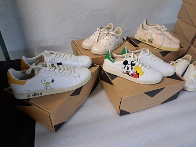 1401705-8 Stort klädparti från Mayor AB