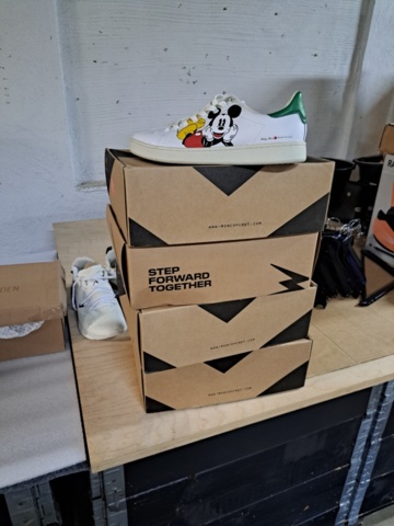 1401705-10 Stort klädparti från Mayor AB