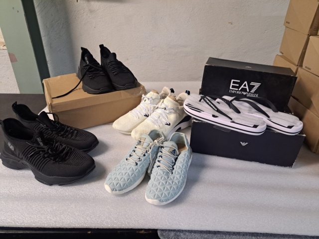 1401705-12 Stort klädparti från Mayor AB