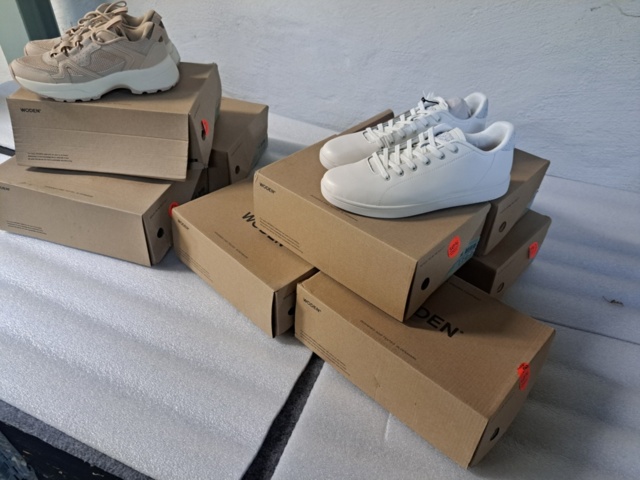 1401705-17 Stort klädparti från Mayor AB