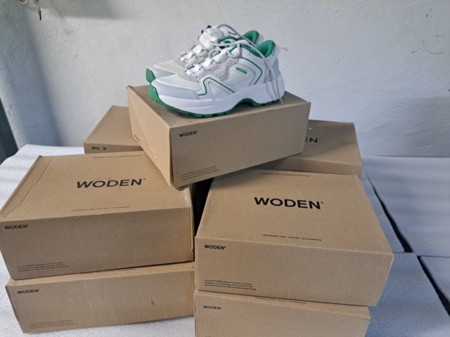 1401705-18 Stort klädparti från Mayor AB