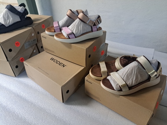 1401705-20 Stort klädparti från Mayor AB