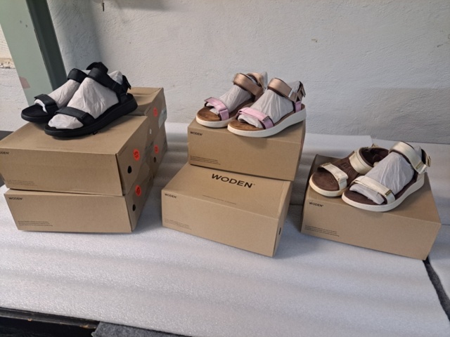 1401705-19 Stort klädparti från Mayor AB