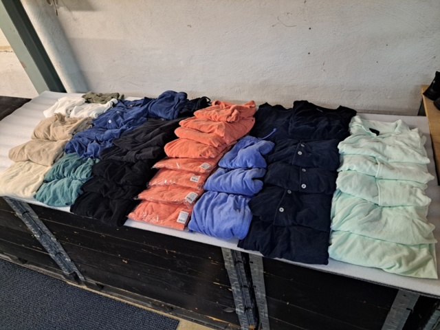 1401705-21 Stort klädparti från Mayor AB