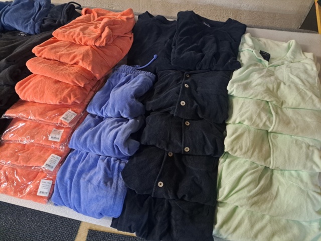 1401705-22 Stort klädparti från Mayor AB