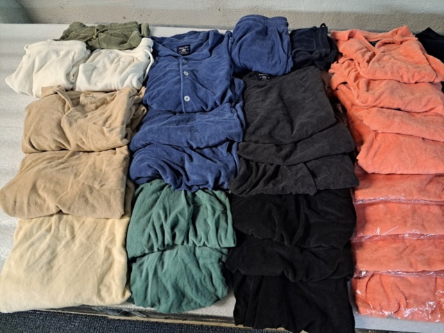 1401705-23 Stort klädparti från Mayor AB