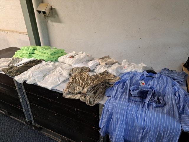 1401705-24 Stort klädparti från Mayor AB