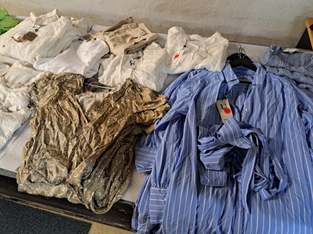 1401705-25 Stort klädparti från Mayor AB