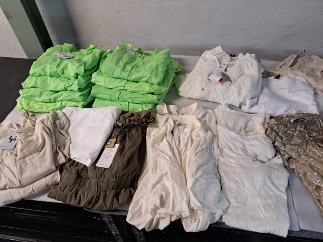 1401705-26 Stort klädparti från Mayor AB