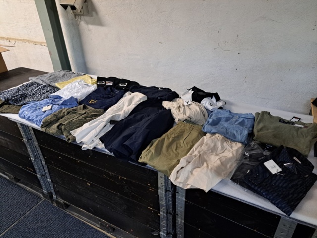 1401705-27 Stort klädparti från Mayor AB