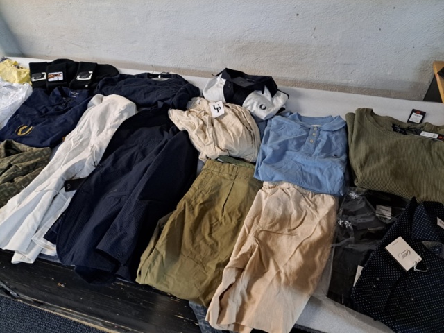 1401705-28 Stort klädparti från Mayor AB