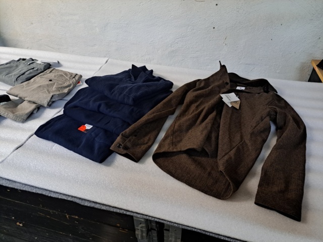 1401705-30 Stort klädparti från Mayor AB