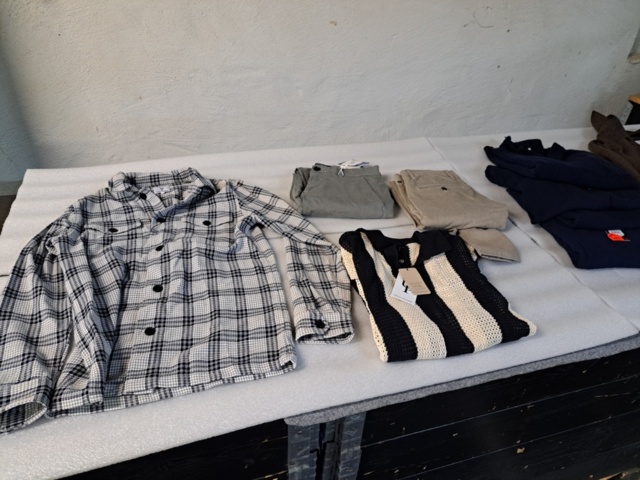 1401705-31 Stort klädparti från Mayor AB