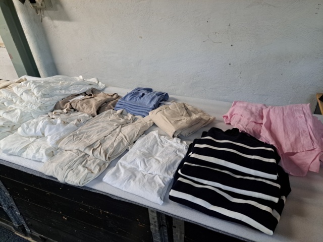 1401705-32 Stort klädparti från Mayor AB