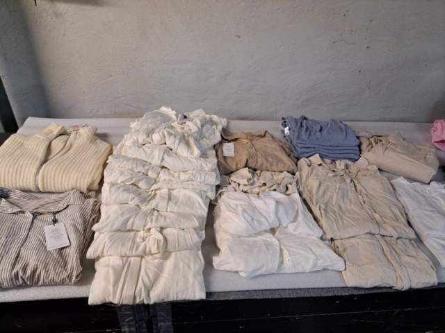 1401705-33 Stort klädparti från Mayor AB