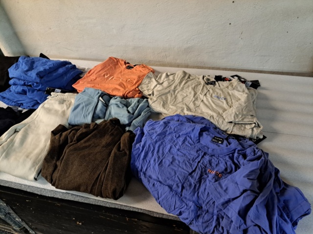 1401705-34 Stort klädparti från Mayor AB