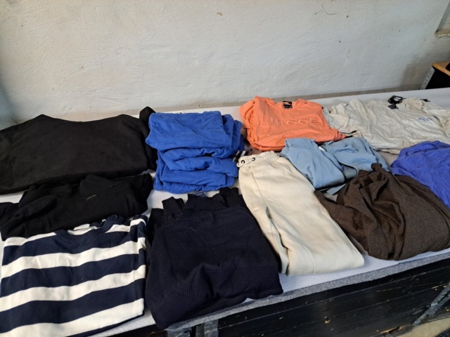 1401705-35 Stort klädparti från Mayor AB