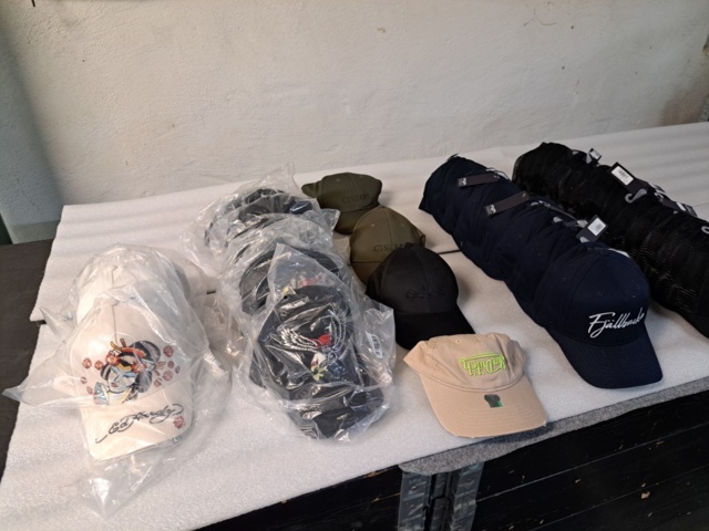 1401705-37 Stort klädparti från Mayor AB