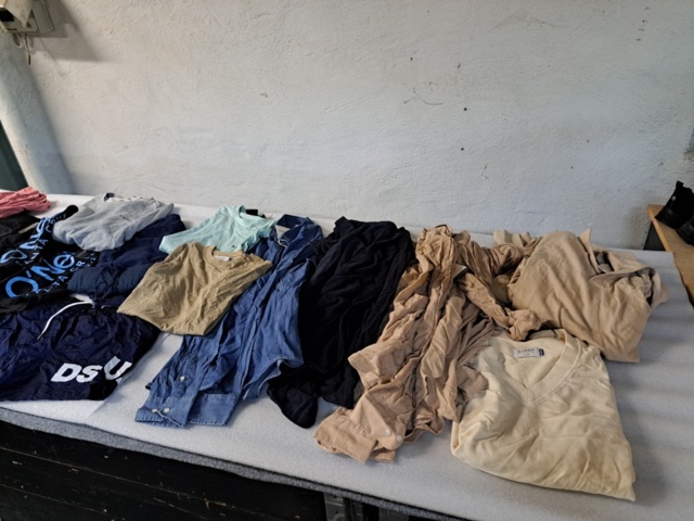 1401705-38 Stort klädparti från Mayor AB