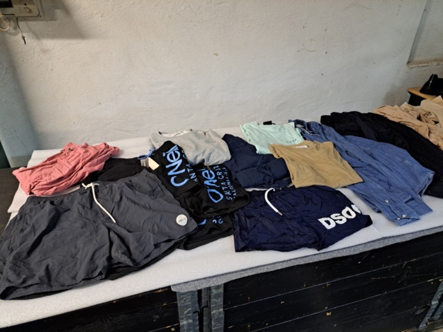 1401705-39 Stort klädparti från Mayor AB