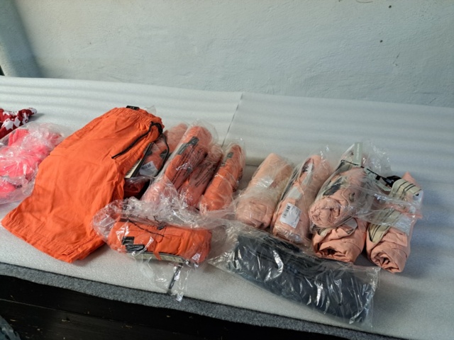 1401705-40 Stort klädparti från Mayor AB