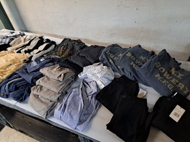 1401705-42 Stort klädparti från Mayor AB