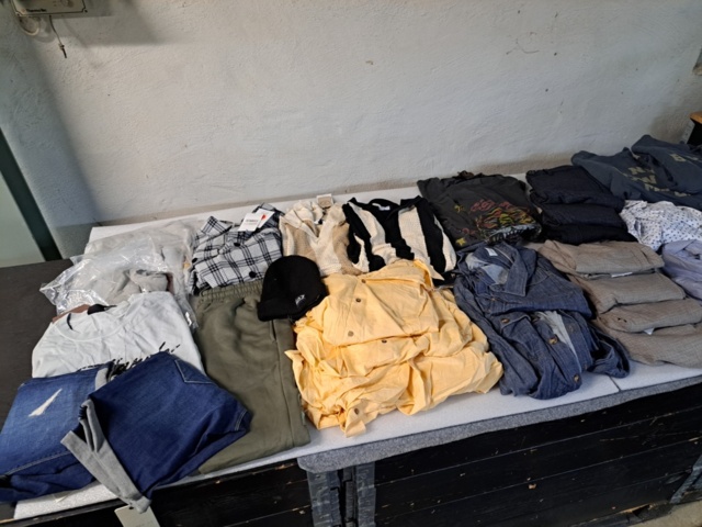 1401705-43 Stort klädparti från Mayor AB